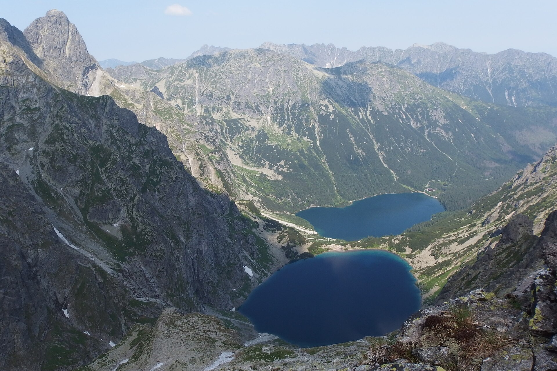 Czarny Staw pod Rysami i Morskie Oko widziane ze szlaku na Rysy.